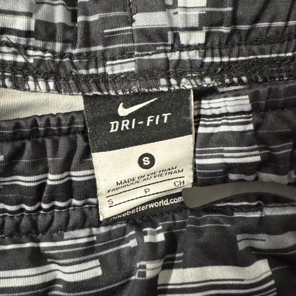 Nike Dri-FIT Men’s Athletic Training Shorts Black Gray Stripe Size Small - Picture 3 of 3